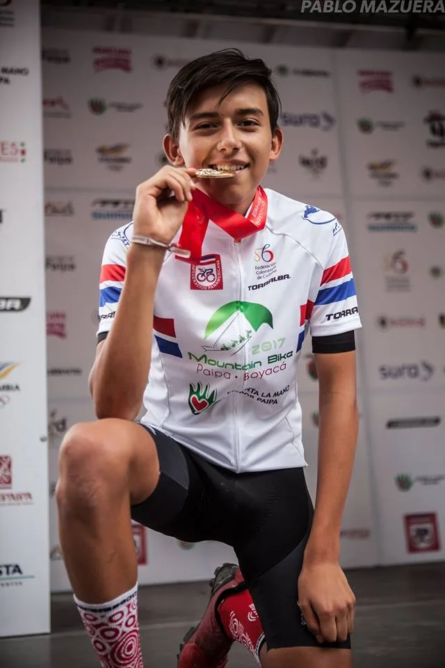 Jonathan Cantor muerde su medalla de oro en el podio del Panamericano de Mountain Bike de Paipa 2017