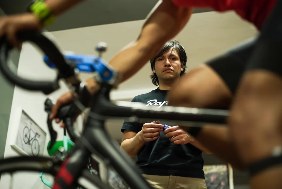 Medición de las cotas de una bicicleta montada en el caballete del laboratorio