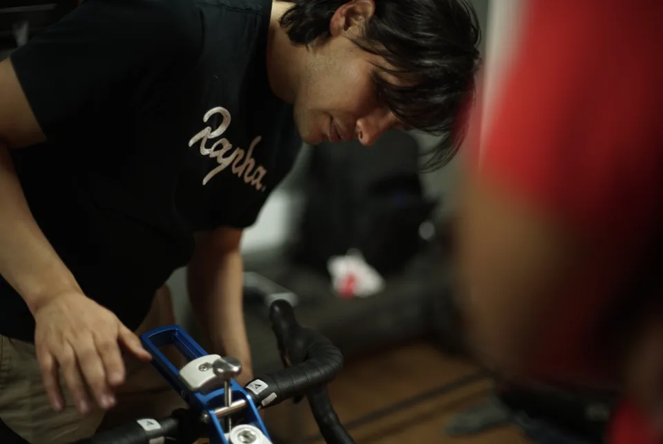 Edwin Castiblanco toma las cotas del cockpit de una bicicleta en el laboratorio