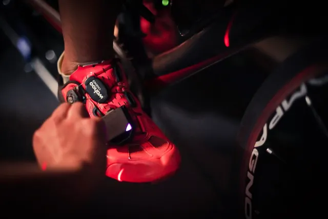 Alineación de la cala con guía láser durante un BIKEFIT