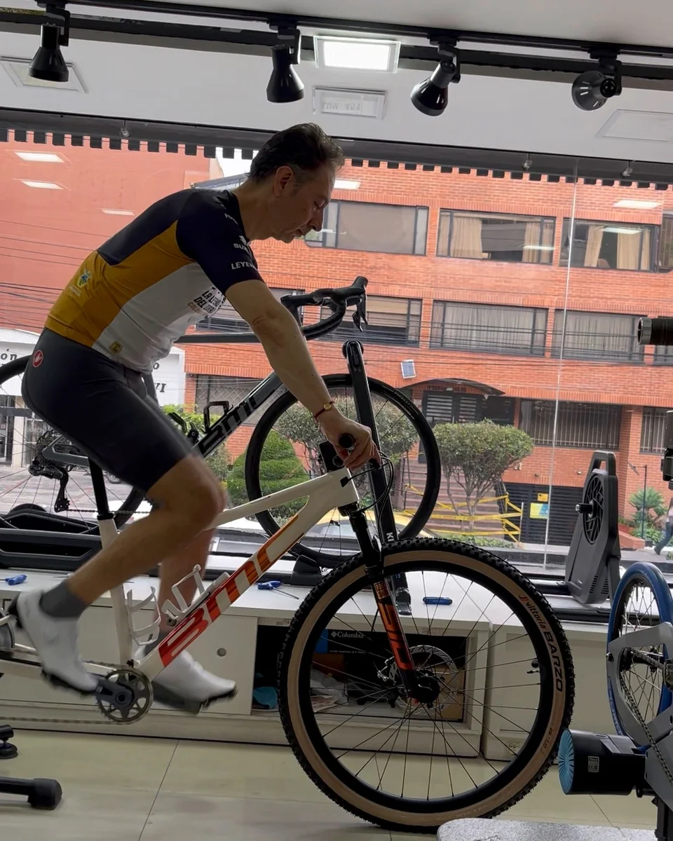Ciclista pedaleando su bicicleta de montaña durante una evaluación en el laboratorio de ONE