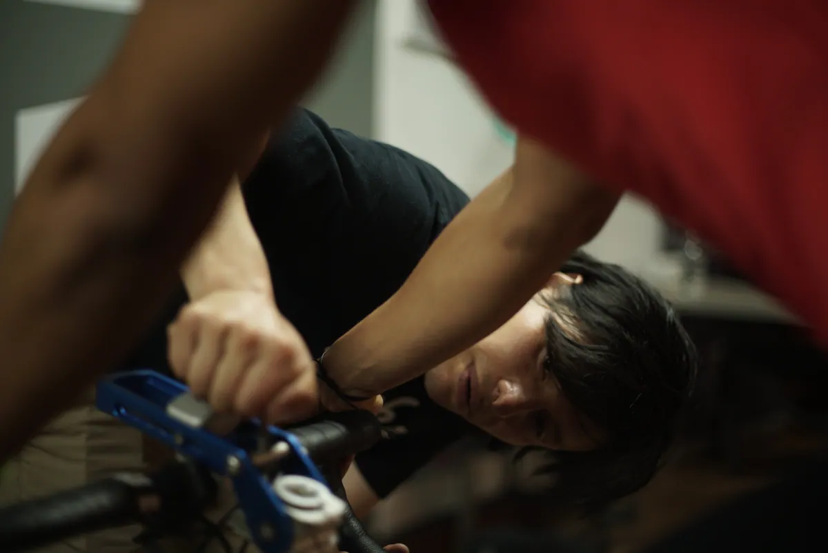 Profesional ajustando el cockpit de una bicicleta durante un BIKEFIT