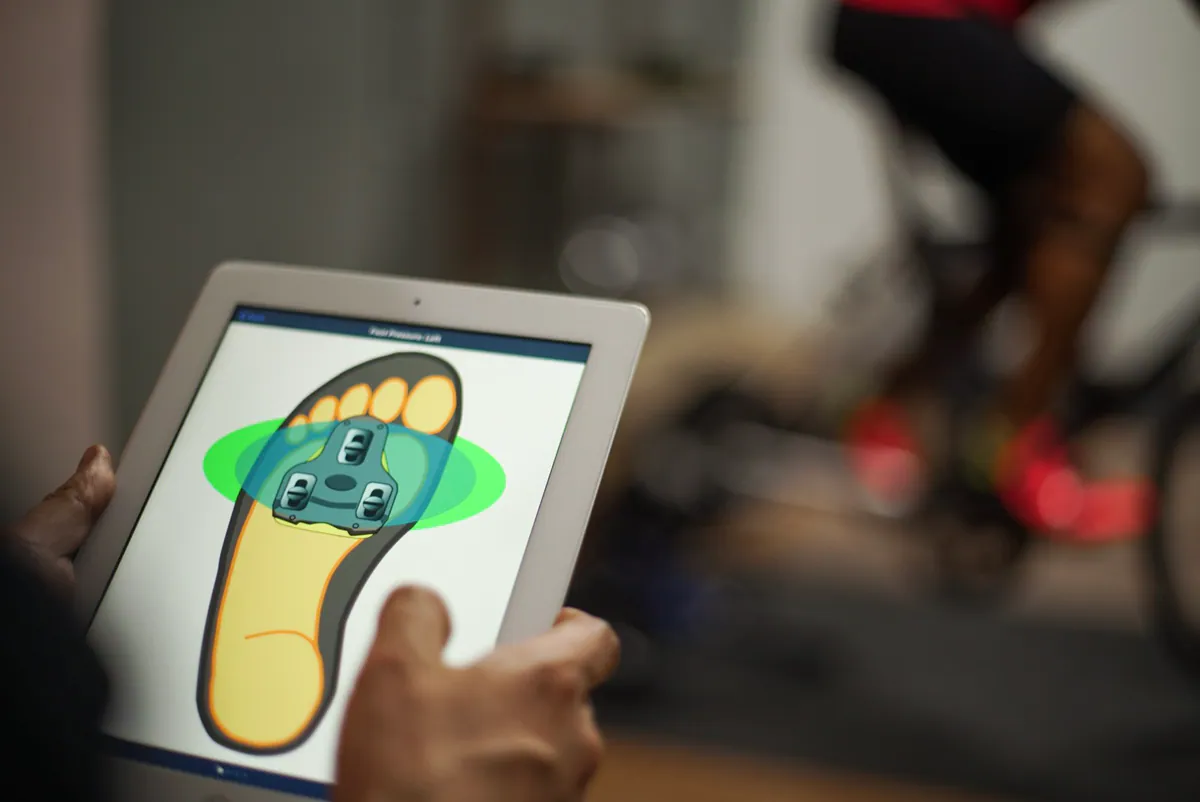 Ajuste avanzado de calas con tracking láser de rodilla durante un BIKEFIT