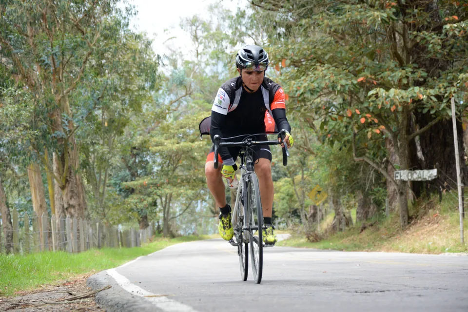 Ciclista rodando suave en una salida de recuperación