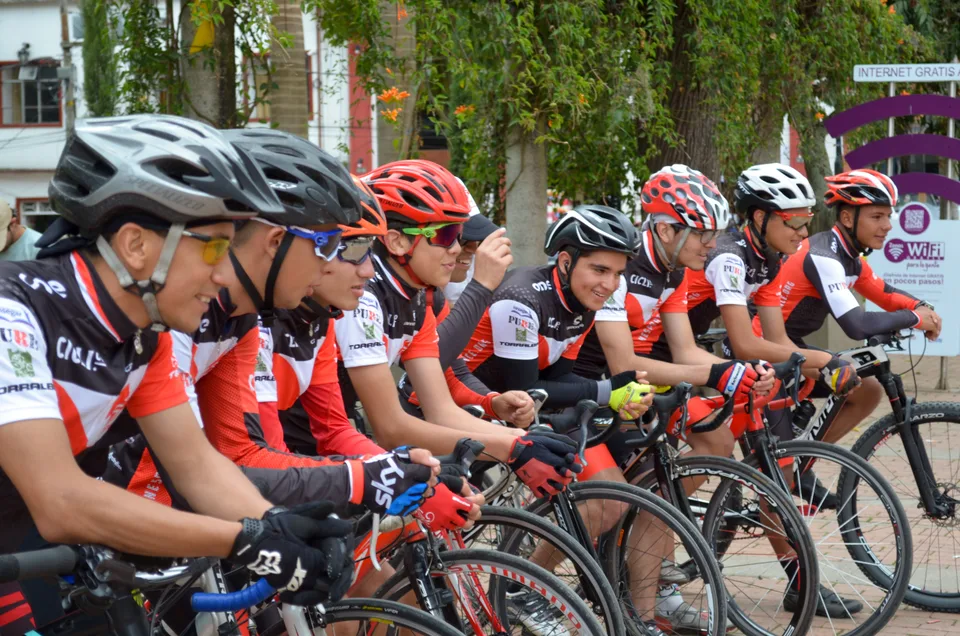 Ciclistas esperando la salida de un gran fondo en Colombia