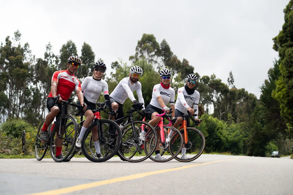 Grupo de ciclistas de ONE rodando suave al borde de la carretera