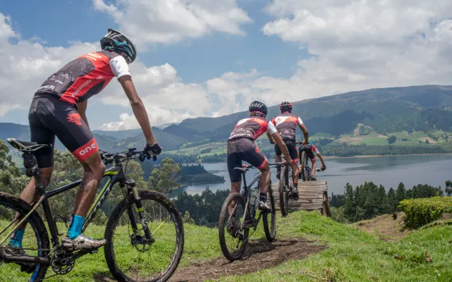 Entrenamiento de MTB sobre terreno suelto donde la presión decide la tracción