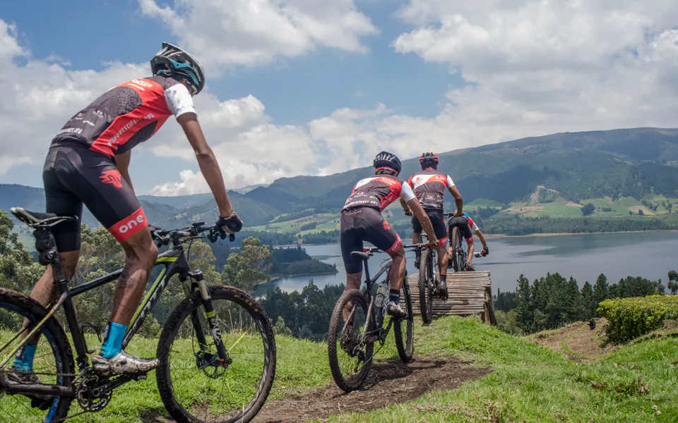 Ciclista de montaña durante una sesión de entrenamiento