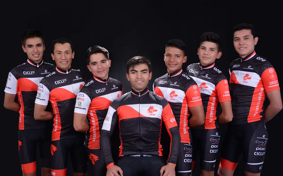 Ciclistas ONE durante un proceso de preparación deportiva