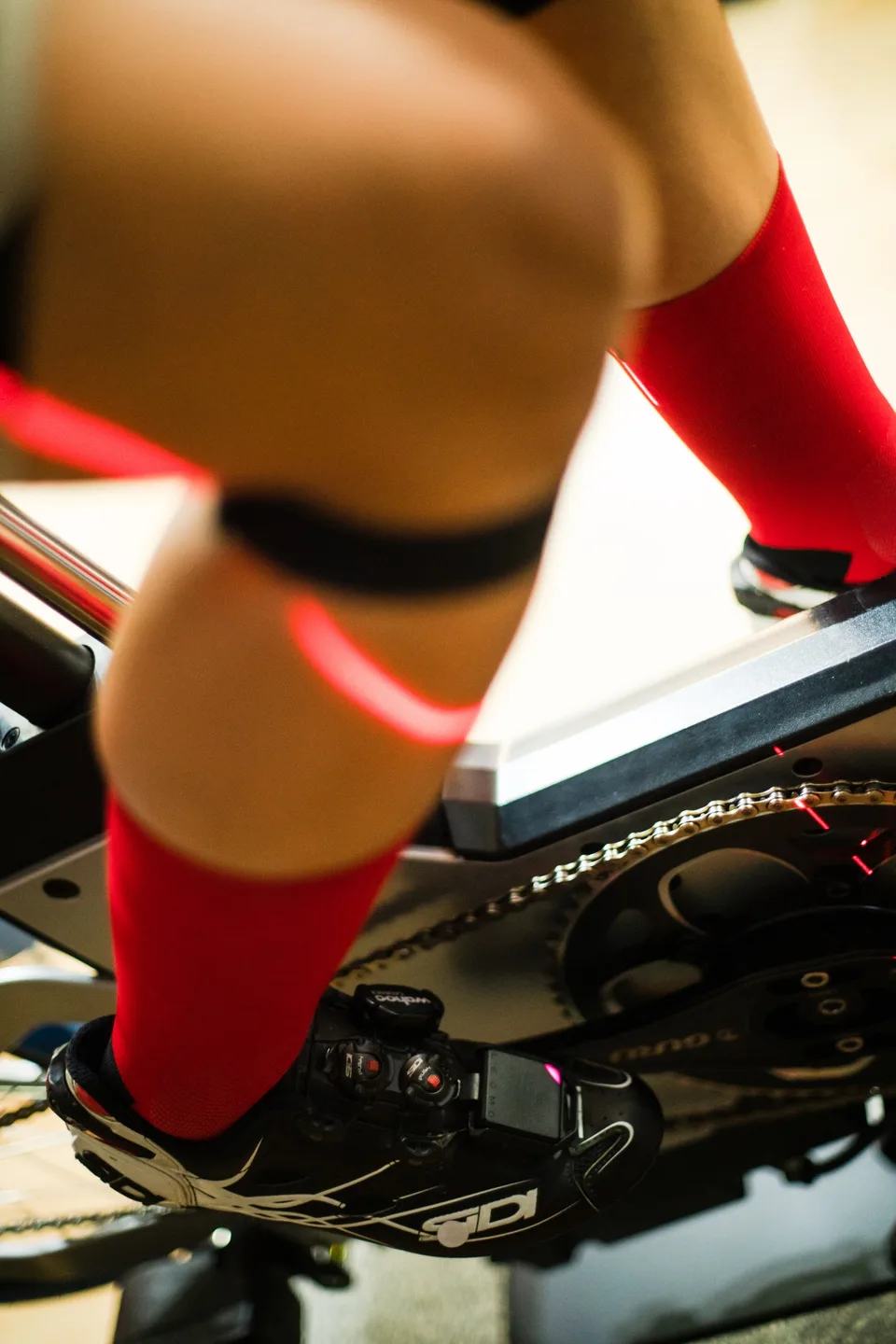 Detalle del pedaleo con sensores puestos sobre el simulador GURU