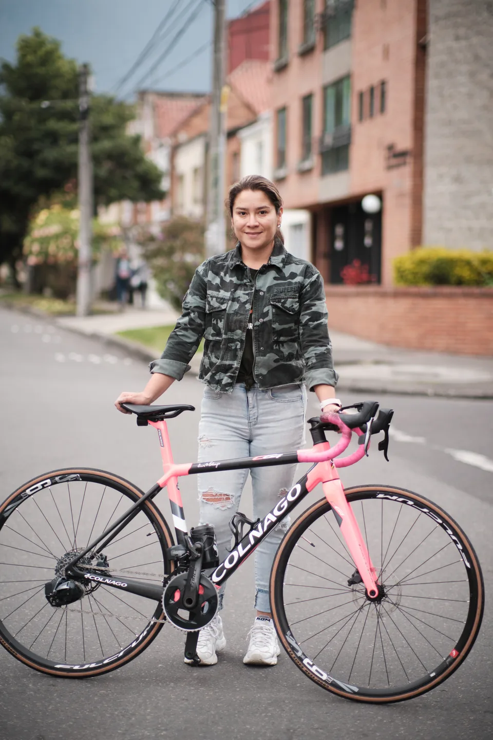 Ciclista con su bicicleta de ruta en una calle de Bogotá