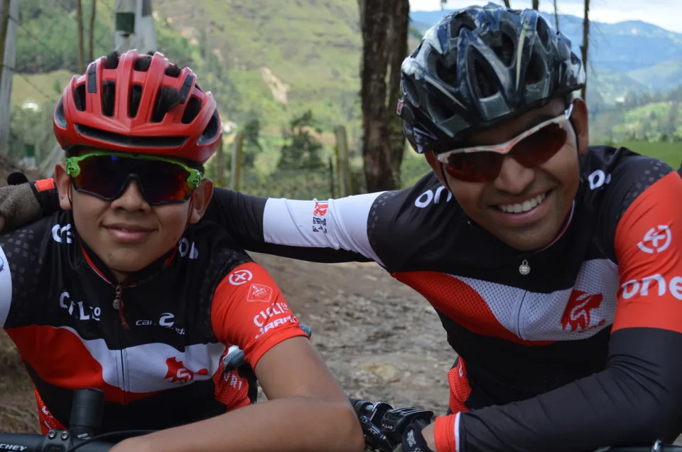 Dos ciclistas de ONE en una parada al borde de la carretera