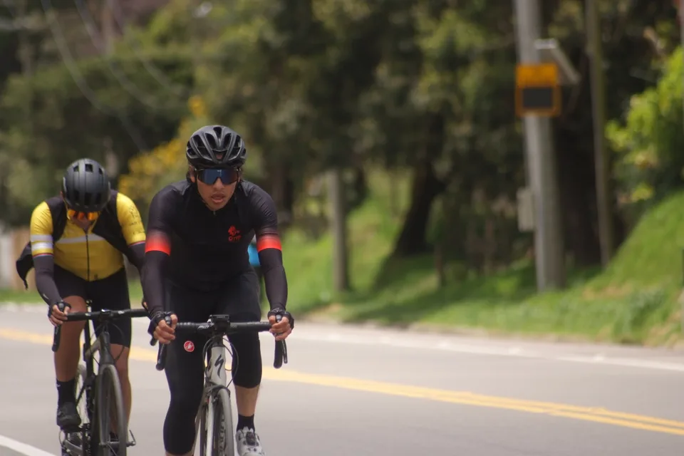 Ciclistas de ONE rodando a ritmo sostenido en carretera