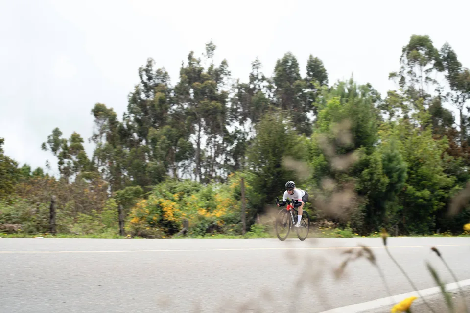 Ciclista rodando en solitario en una carretera abierta de la sabana