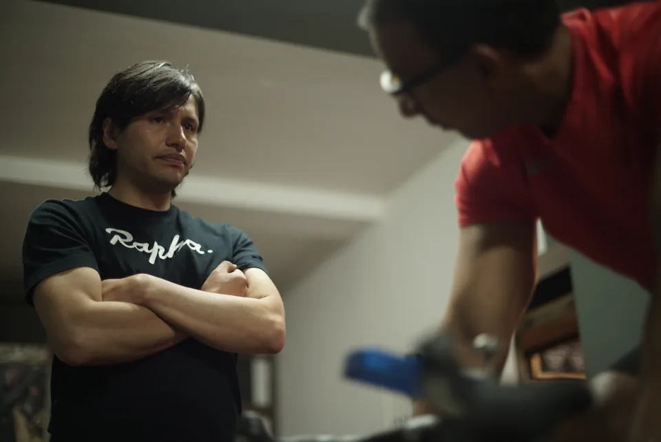Edwin Castiblanco observa a un ciclista en el laboratorio antes de recomendar un servicio