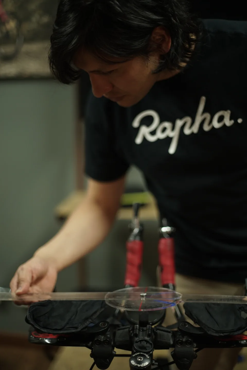 Edwin Castiblanco mide el cockpit de una bicicleta con un instrumento sobre el manubrio en el laboratorio de ONE