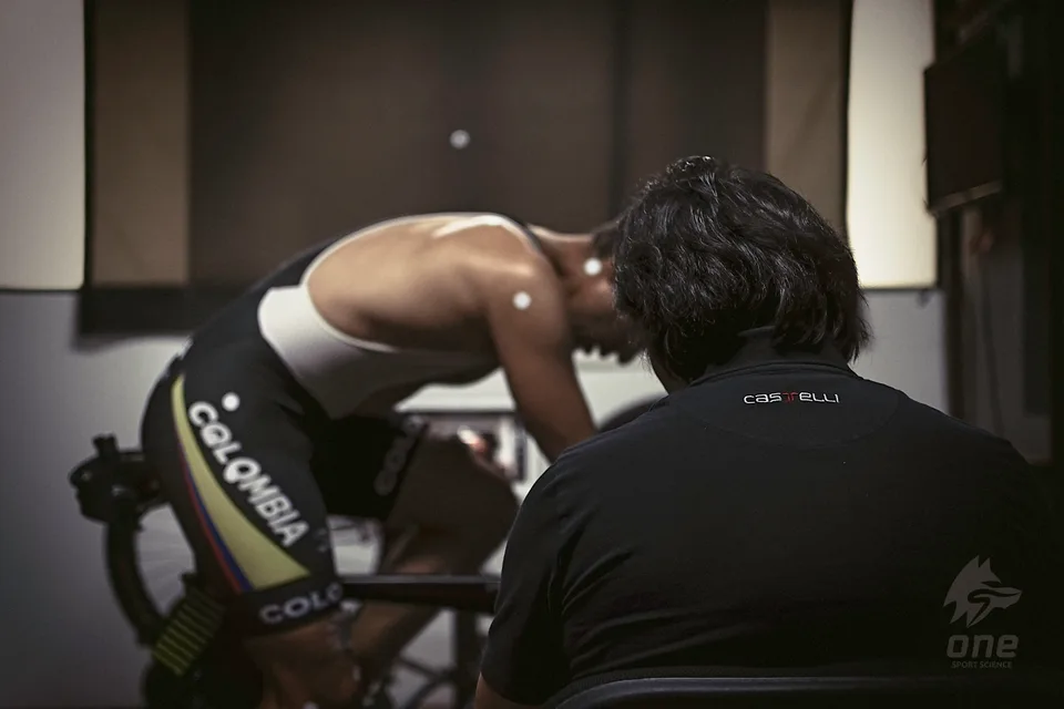 Revisión de la posición aerodinámica de un ciclista mientras pedalea bajo carga en el laboratorio