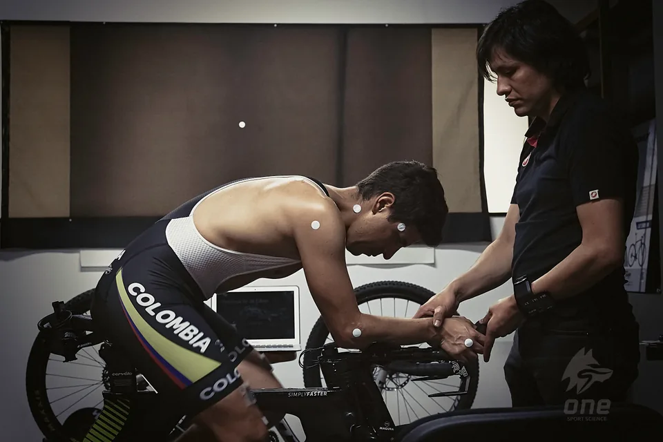Ciclista evaluado bajo carga con marcadores de movimiento en laboratorio