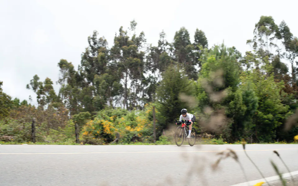 Ciclistas entrenando en carretera con un objetivo de rendimiento