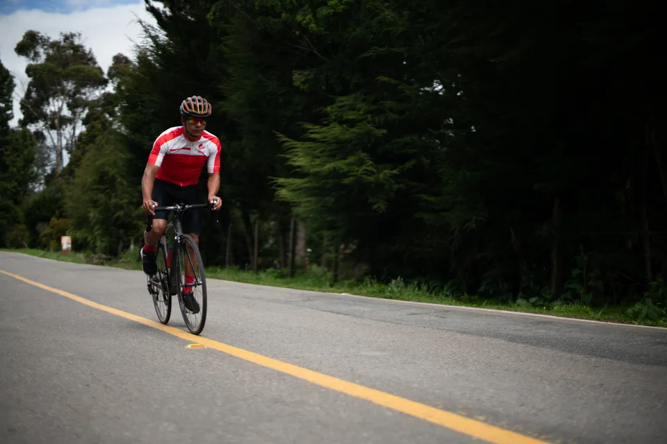 Ciclista de ONE rodando a ritmo sostenido en una carretera de montaña